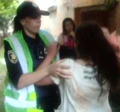 У Чернівцях дівчина кусала поліцейських