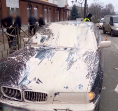 У Чернівцях водій BMW збив ремонтника з відром фарби: потерпілий у лікарні, авто перефарбоване