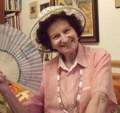 В Тель-Авиве 93-летнюю писательницу наградили медалью 