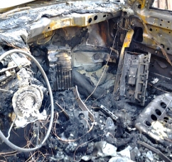 Жахлива ДТП у Чернівецькій області: авто знесло стоп і згоріло вщент (фото, відео)