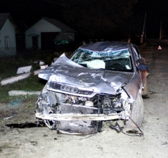 ДТП у Чернівецькій області: авто з іноземними номерами знесло 4 прольоти паркану та стовп