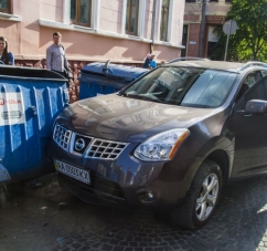 У Чернівцях бабусю збила жінка – водій позашляховика Nissan