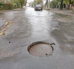 Аварийные канализационные люки в Черновцах стают причиной аварий