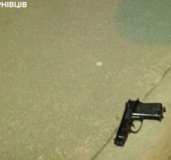 Неповнолітній чернівчанин з пістолетом погрожував чоловіку