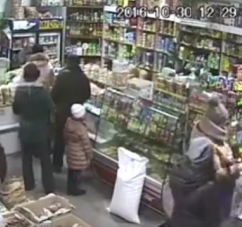 Як у Чернівецькій області жінка з магазину крала скриньку з пожертвами? (відео)