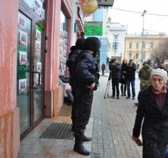 Чернівецький «Сбербанк Росії» облили томатним соком