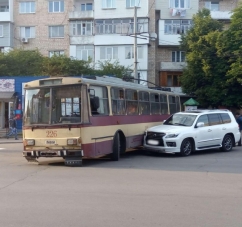 У Чернівцях Lexus врізався в тролейбус