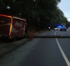 У Чернівцях водій вантажівки Coca-Cola заснув і врізався в стовп