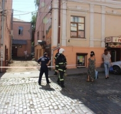 В центрі Чернівців пакет з сміттям сприйняли за вибухівку