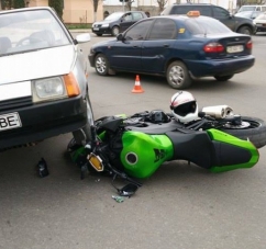 Дві аварії у місті: легковики врізалися в мотоцикл та стіну