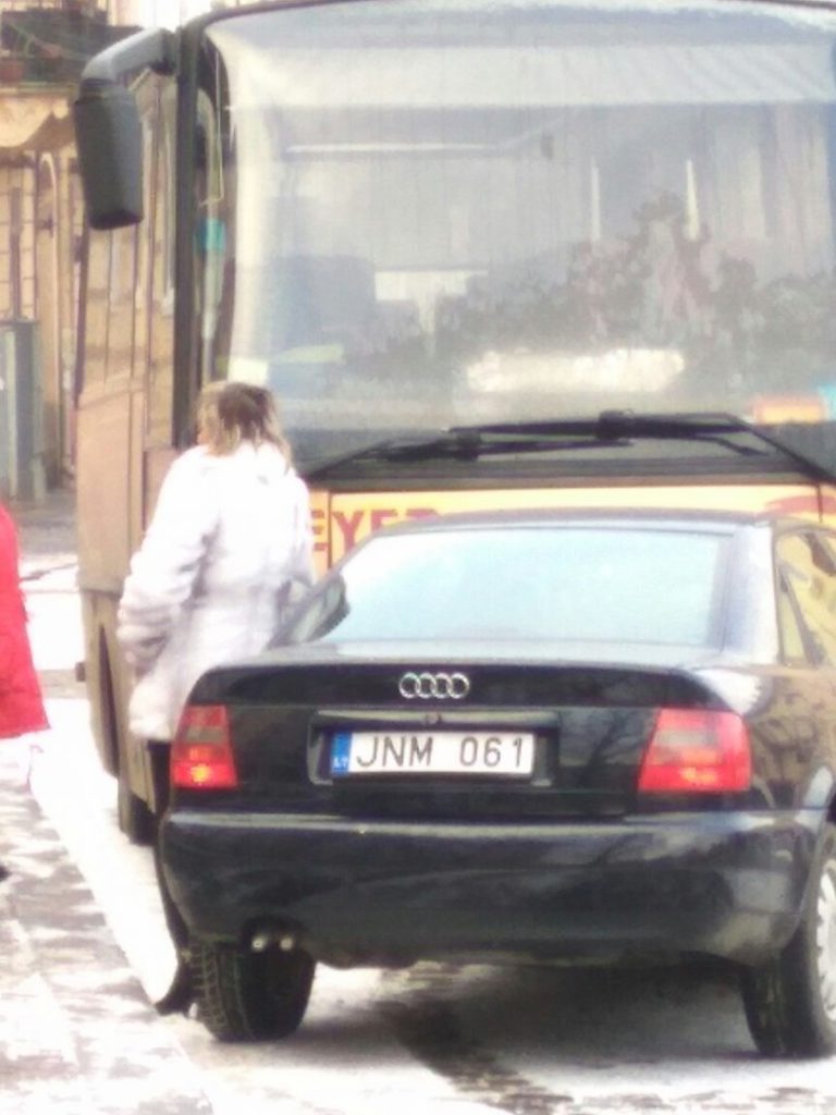 У Чернівцях Audi на литовських номерах в’їхав у автобус