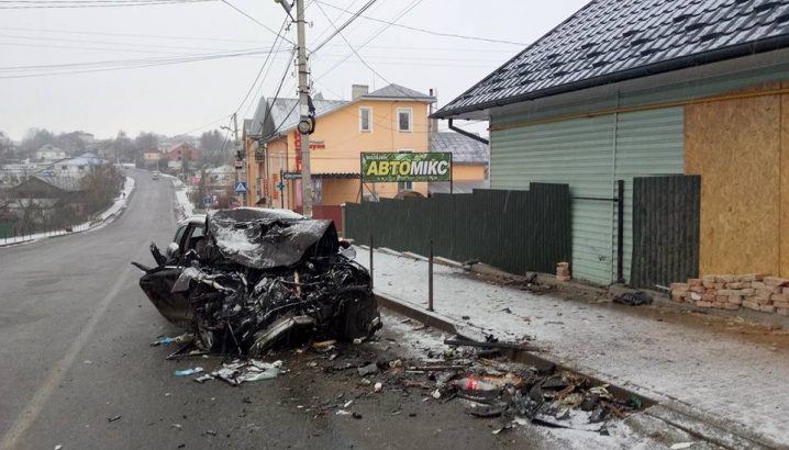 Помер водій авто, який в ніч на сьогодні потрапив у ДТП у Чернівецькій області