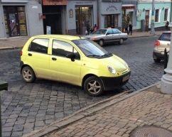 У Чернівцях троє чоловіків перенесли неправильно припарковану машину