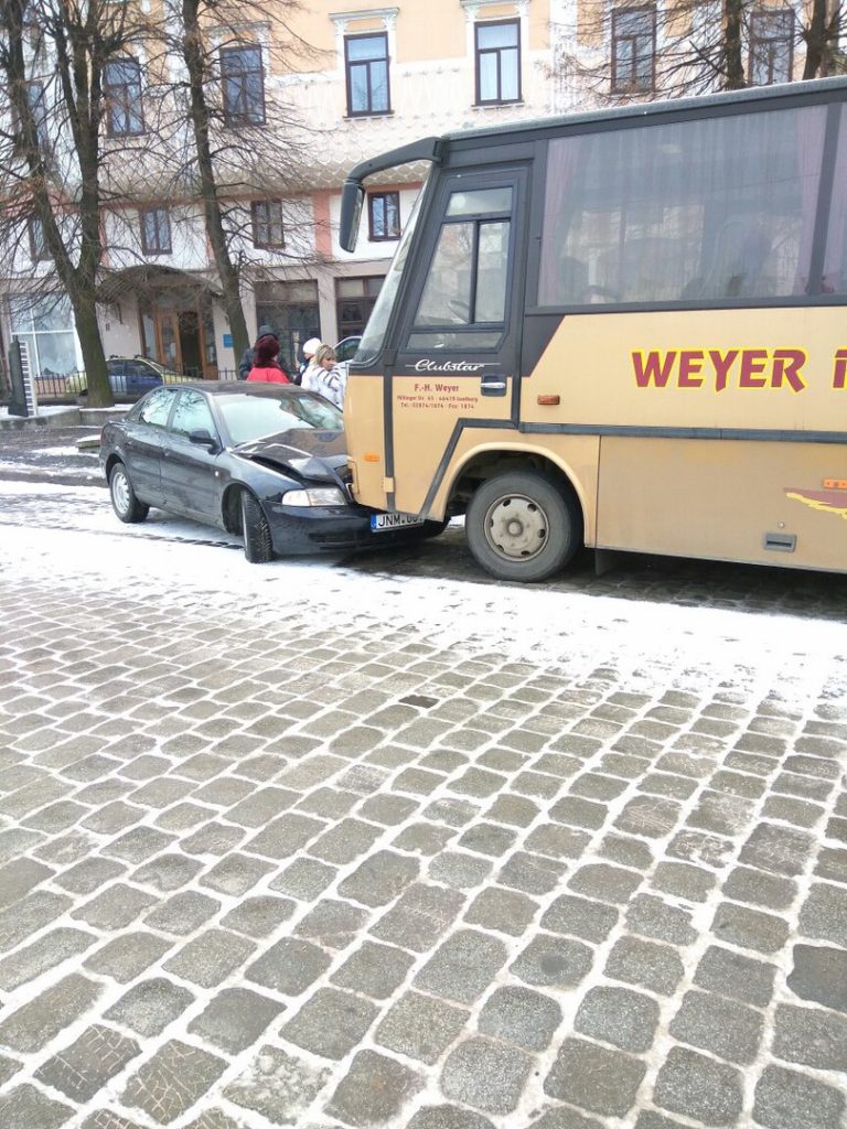 У Чернівцях Audi на литовських номерах в’їхав у автобус