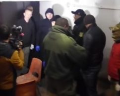 Активисты в шевронах Правого сектора и Азова разогнали зрителей фильма о “гей пропаганде” (видео)