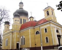Кого підозрюють у вбивстві жінки, яку знайшли задушеною біля церкви у Чернівцях?
