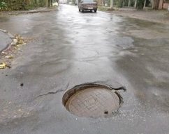 Аварийные канализационные люки в Черновцах стают причиной аварий