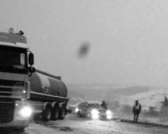 У Чернівецькій області рятувальники понад 4 години витягували фуру з кювету