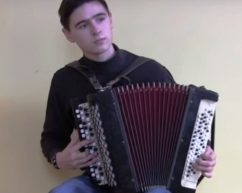Хлопець з Чернівецької області на баяні виконує хіти з фільмів (відео)