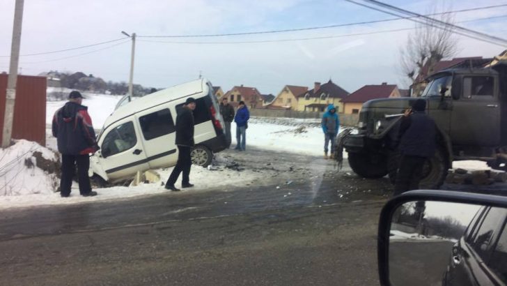 ДТП у Чернівецькій області: від удару легкове авто злетіло в кювет