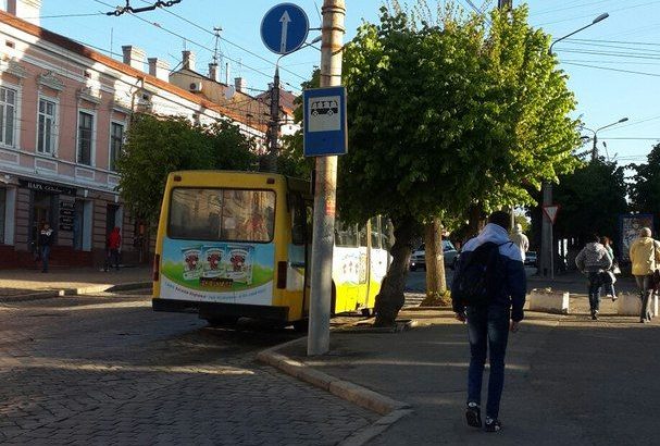 У Чернівцях перенесуть автобусну зупинку біля Юності Буковини?