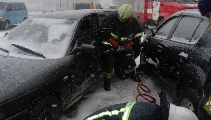 У Чернівецькій області рятувальники розрізали машину, щоб витягнути водія