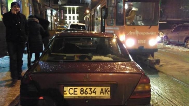 Водій з Чернівців у Льовові автомобілем заблокував рух трамваю (фото, відео)