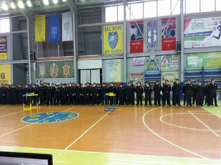 На турнірі у Чернівцях визначили найкращих армрестлерів-патрульних України