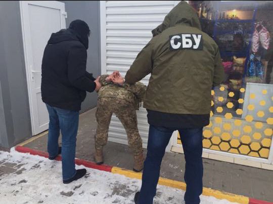 У Чернівецькій області затримали прикордонника, який взяв хабар 1000 євро