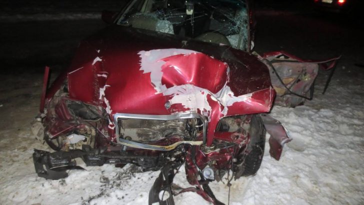 ДТП у Чернівецькій області: від удару водій вилетів з авто (фото)