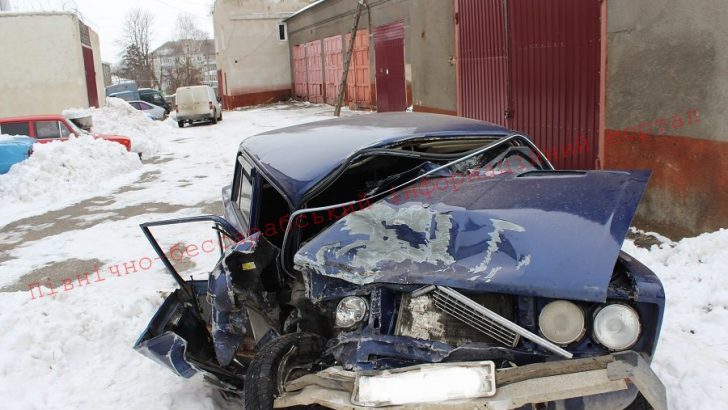 Лобове зіткнення двох автомобілів у Чернівецькій області: є постраждалі