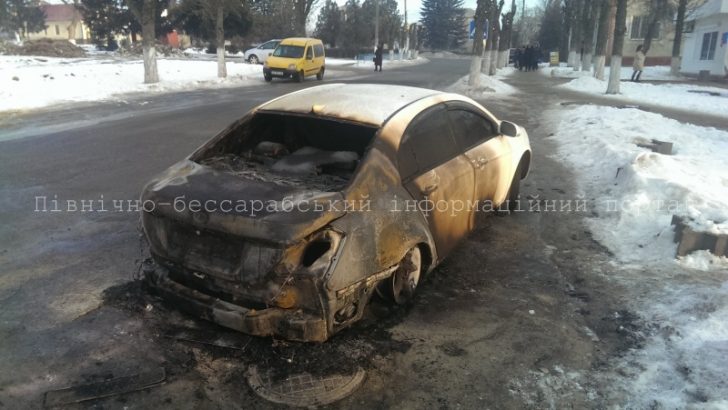 У Чернівецькій області вночі згорів автомобіль (фото)