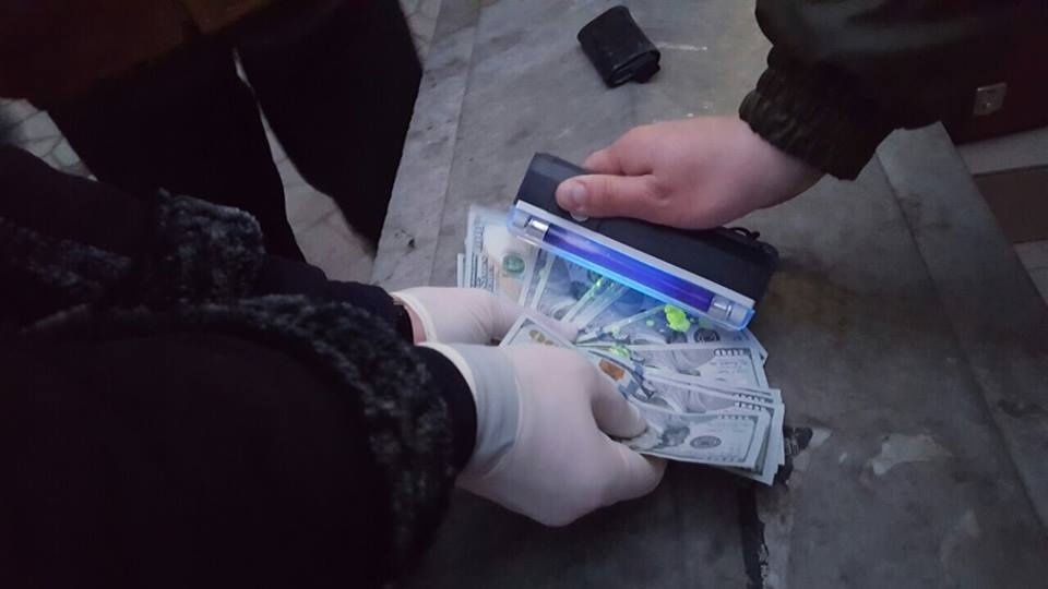 У Чернівецькій області чиновника управління Держпраці спіймали на хабарі