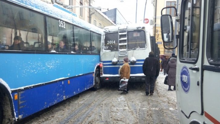 У Чернівцях через негоду зіткнулись тролейбуси: ніхто не постраждав (відео)