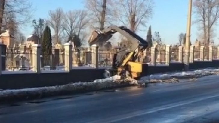 У Чернівцях перевірять, чи справді комунальники викидали сніг на могили Руського кладовища