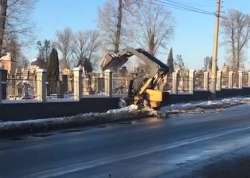 У Чернівцях перевірять, чи справді комунальники  викидали сніг на могили Руського кладовища
