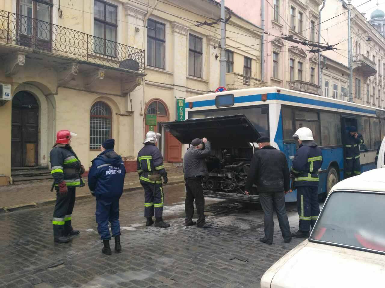 У Чернівцях на ходу загорілась маршрутка