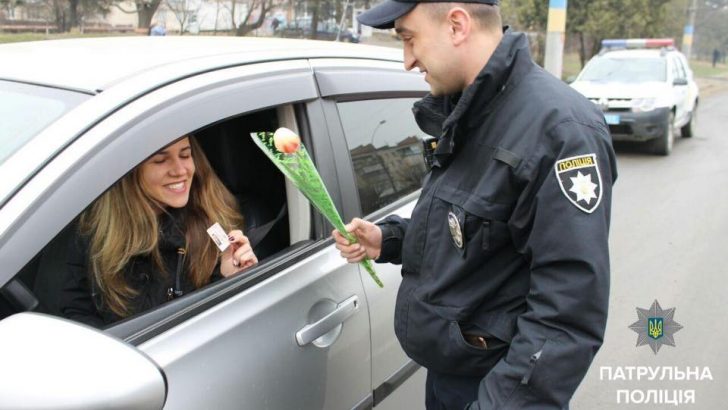 У Чернівцях патрульні дарували квіти жінкам-водіям (фото)