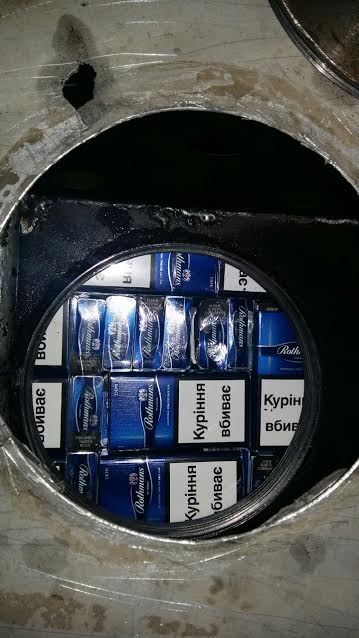 Житель Чернівецької області у фурі з пиломатеріалами хотів перевезти до Румунії 10 ящиків сигарет