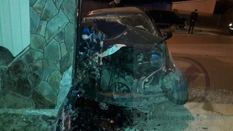 У Чернівецькій області авто в’їхало в бетонний паркан. Постраждали дві людини