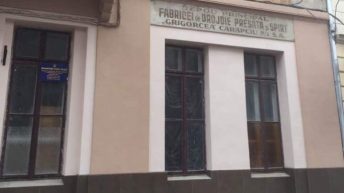 У Чернівцях підприємець за власні кошти відновив історичний напис на фасаді будинку