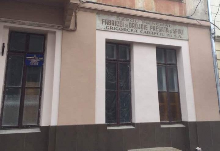 У Чернівцях підприємець за власні кошти відновив історичний напис на фасаді будинку