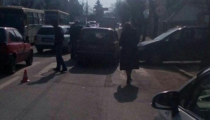 Водій ВАЗу збив трьох дітей на пішохідному переході: подробиці ДТП у Чернівцях