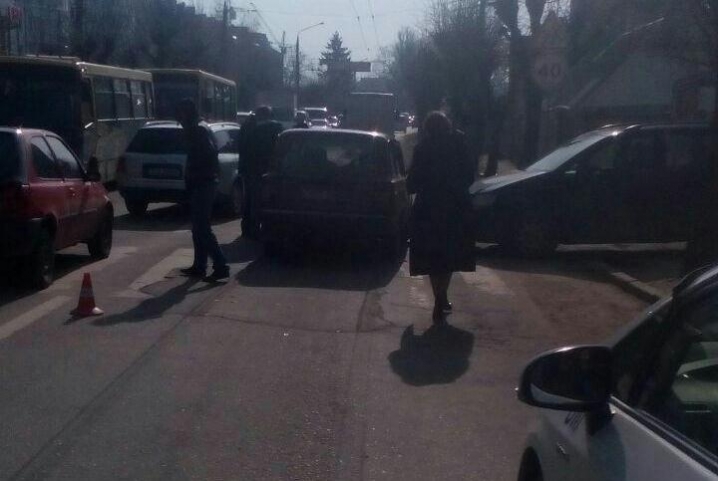 У Чернівцях водій ВАЗу збив трьох дітей