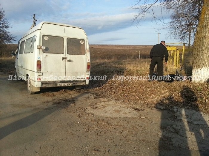 У Чернівецькій області двоє підлітків на мотоциклі зіткнулися з мікроавтобусом 
