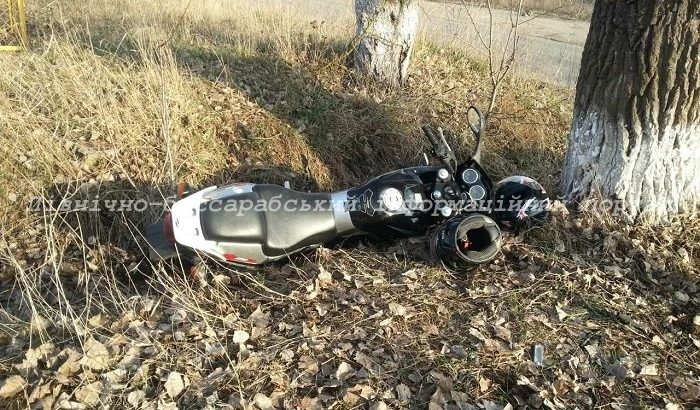У Чернівецькій області двоє підлітків на мотоциклі зіткнулися з мікроавбусом