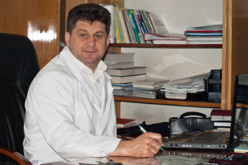 Скандального стоматолога, якого звільнив мер Чернівців, суд поновив на посаді
