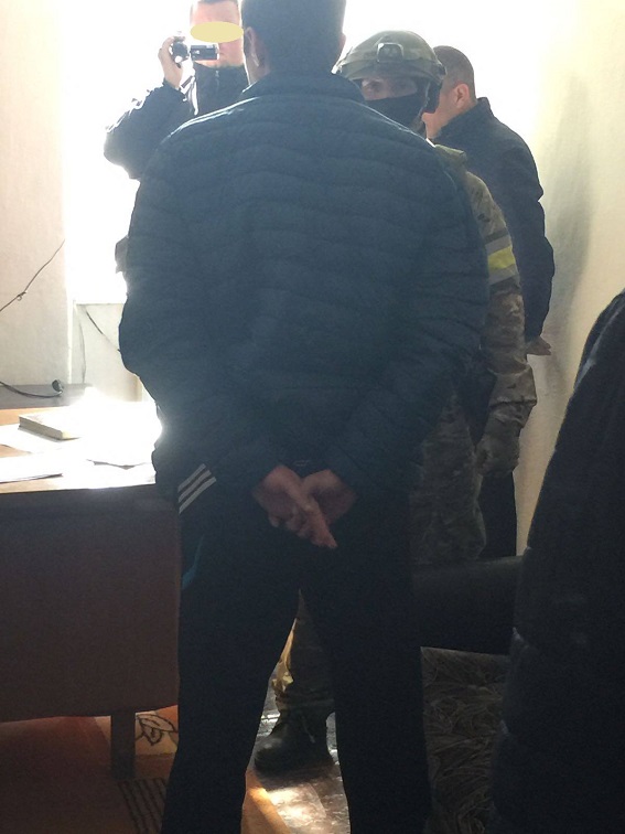 У Чернівецькій області екс-міліціонер намагався дати хабар поліцейському