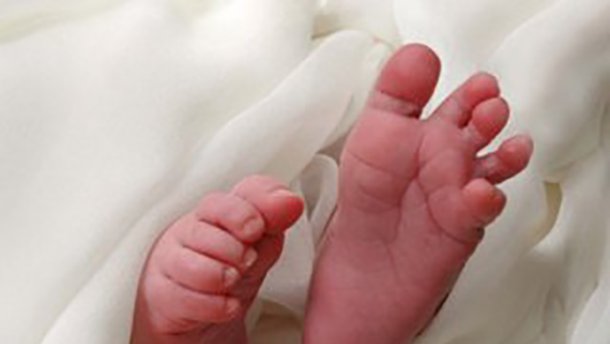 У Чернівцях судитимуть 21-річну дівчину, яка задушила своє немовля