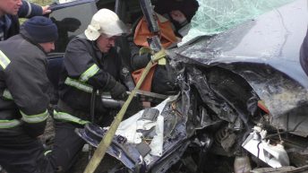 Подробиці ДТП у Чернівецькій області: пасажира затисло у салоні авто (відео)